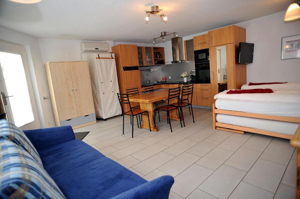 Birsfelden Niros Bed & Breakfast الغرفة الصورة