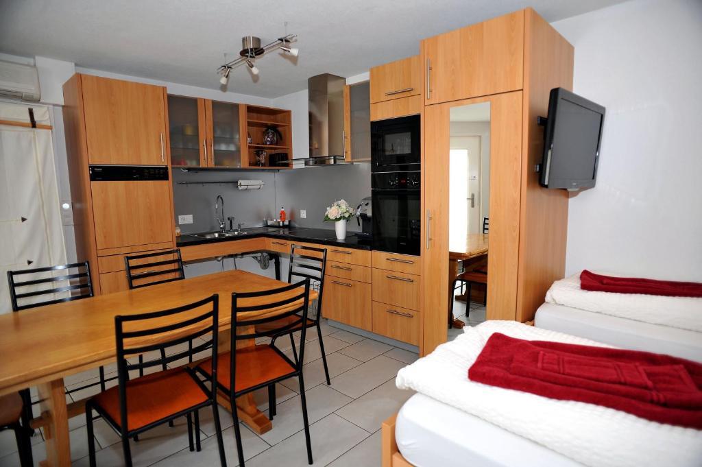 Birsfelden Niros Bed & Breakfast الغرفة الصورة