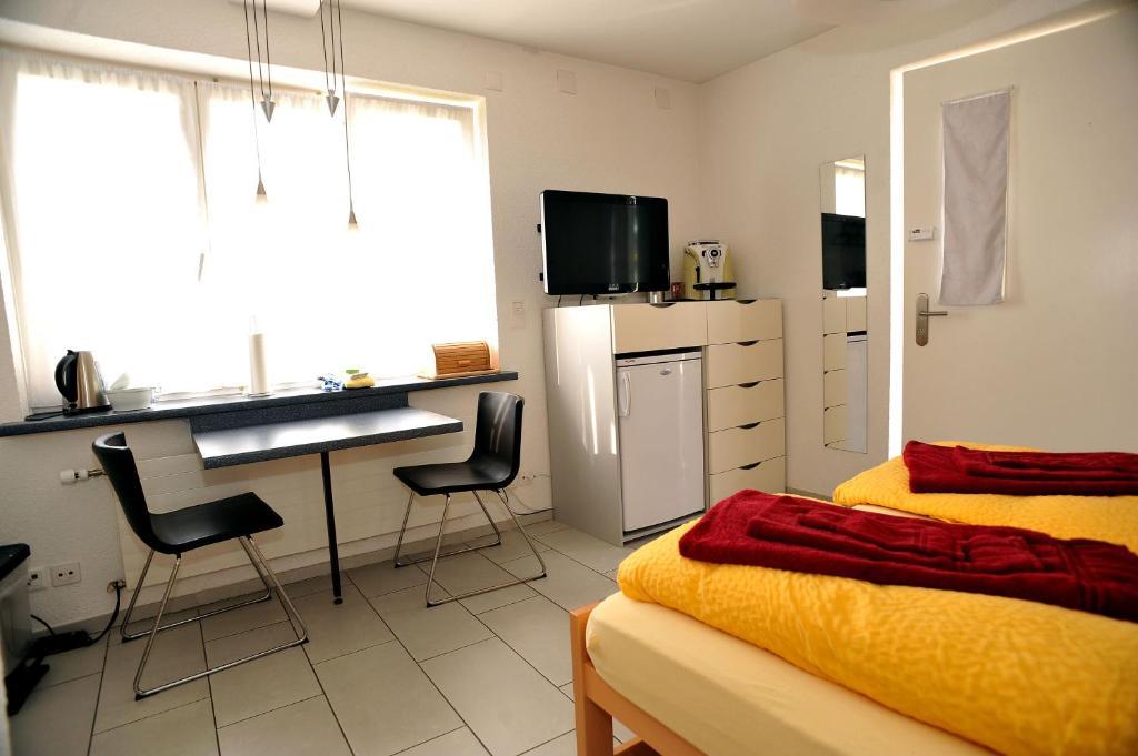 Birsfelden Niros Bed & Breakfast الغرفة الصورة