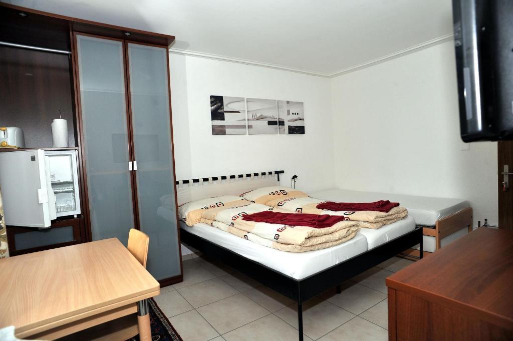 Birsfelden Niros Bed & Breakfast الغرفة الصورة