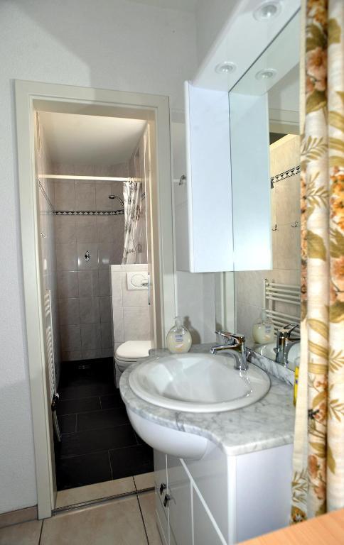 Birsfelden Niros Bed & Breakfast الغرفة الصورة